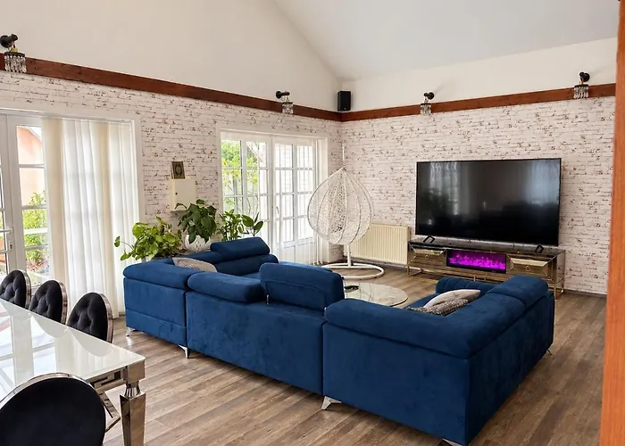 Airport House & Free Parking Holiday home